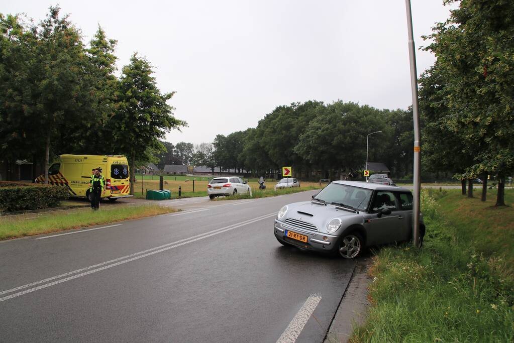 Auto in de slip en ramt lantaarnpaal