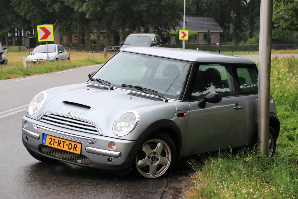 Auto in de slip en ramt lantaarnpaal