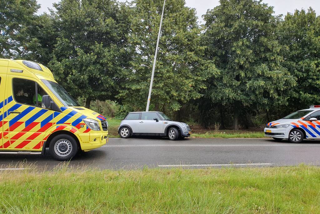 Auto in de slip en ramt lantaarnpaal