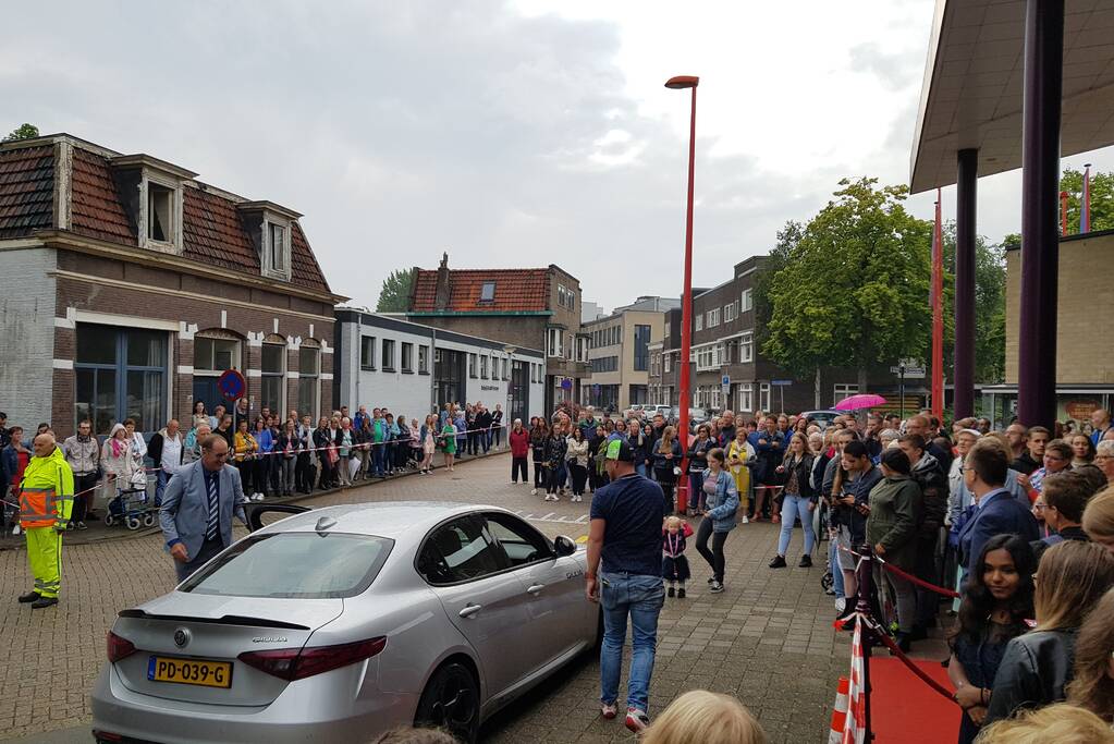 Veel bekijks bij stoet luxe wagens