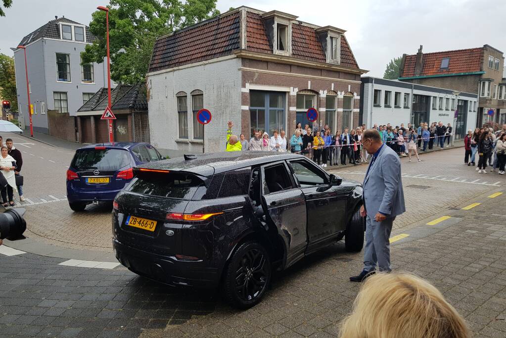 Veel bekijks bij stoet luxe wagens