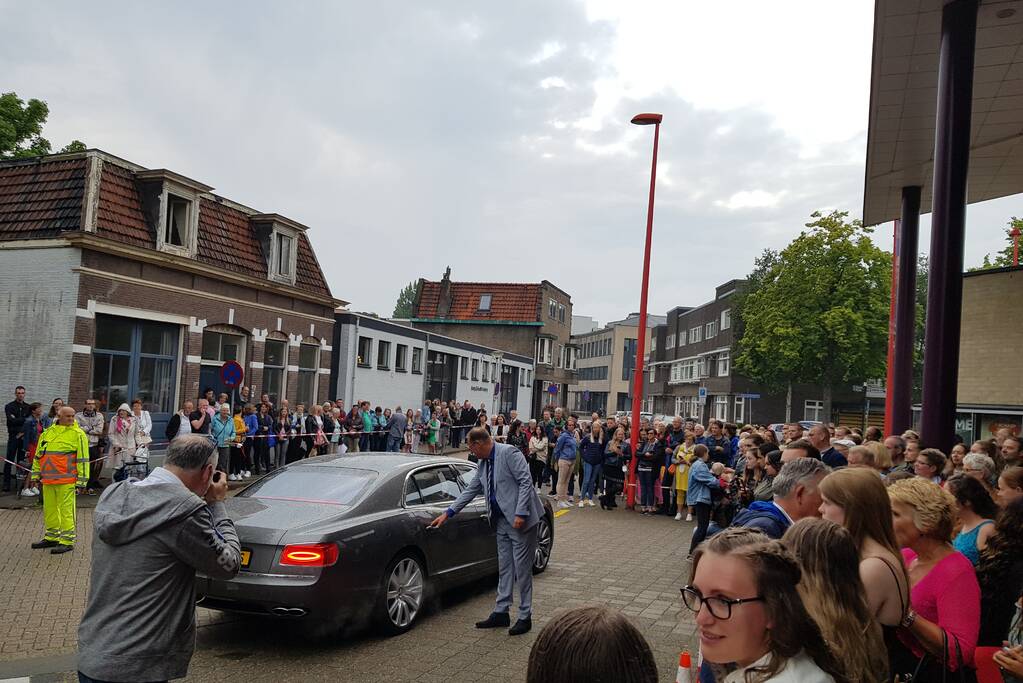 Veel bekijks bij stoet luxe wagens