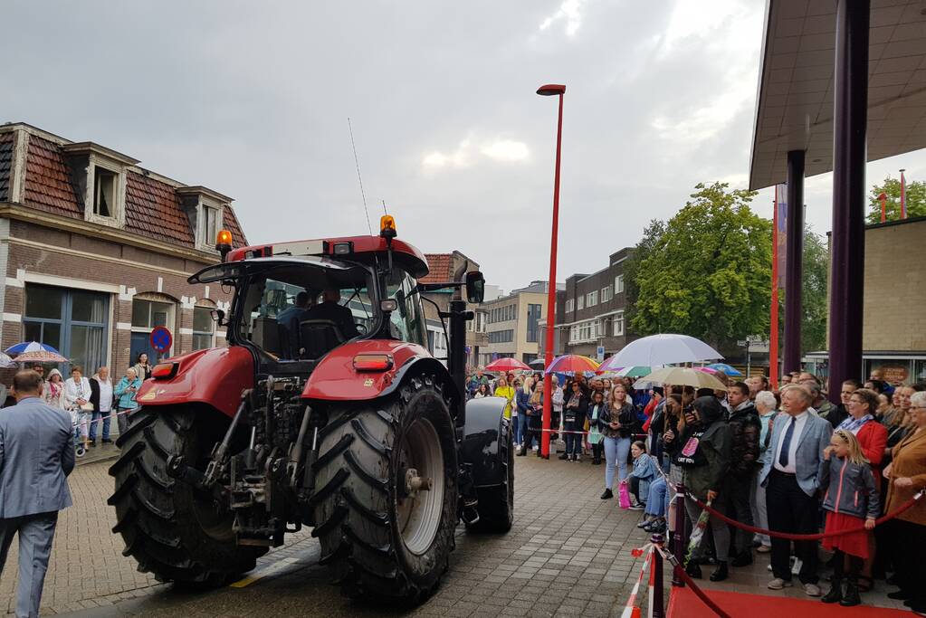 Veel bekijks bij stoet luxe wagens