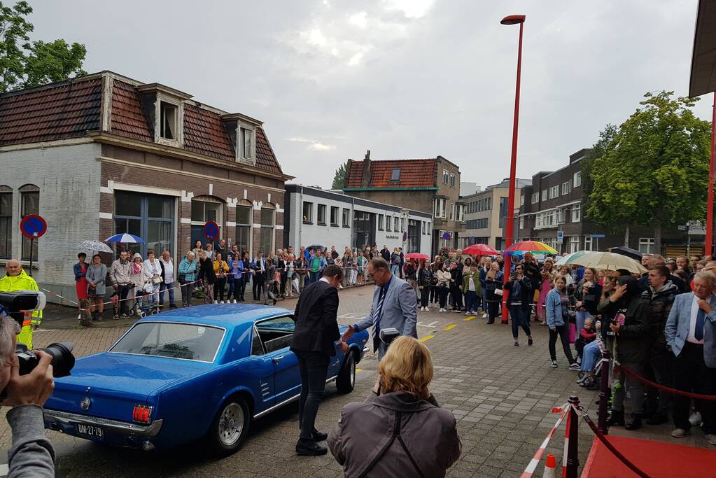 Veel bekijks bij stoet luxe wagens
