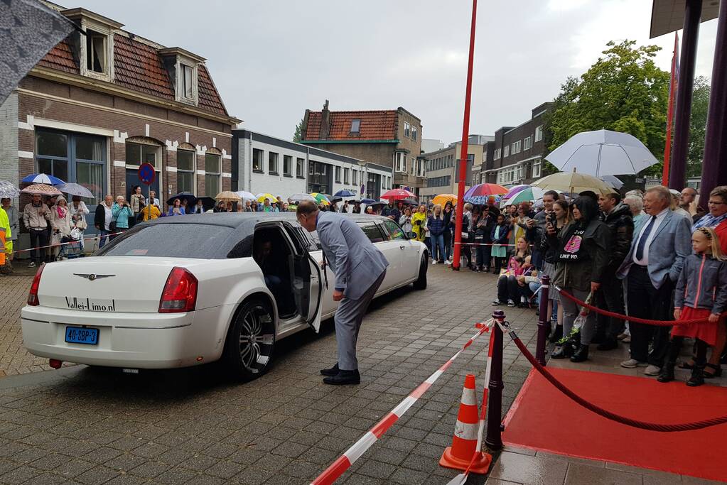 Veel bekijks bij stoet luxe wagens