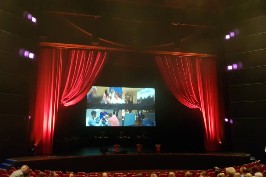 Veel bekijks bij stoet luxe wagens