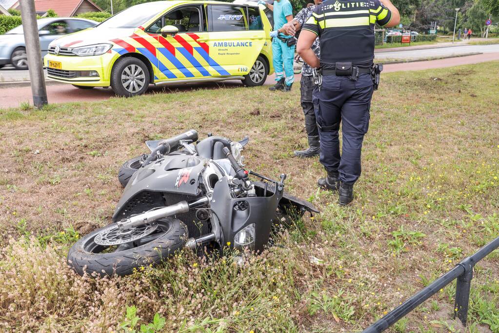Motorrijder gewond na aanrijding met auto