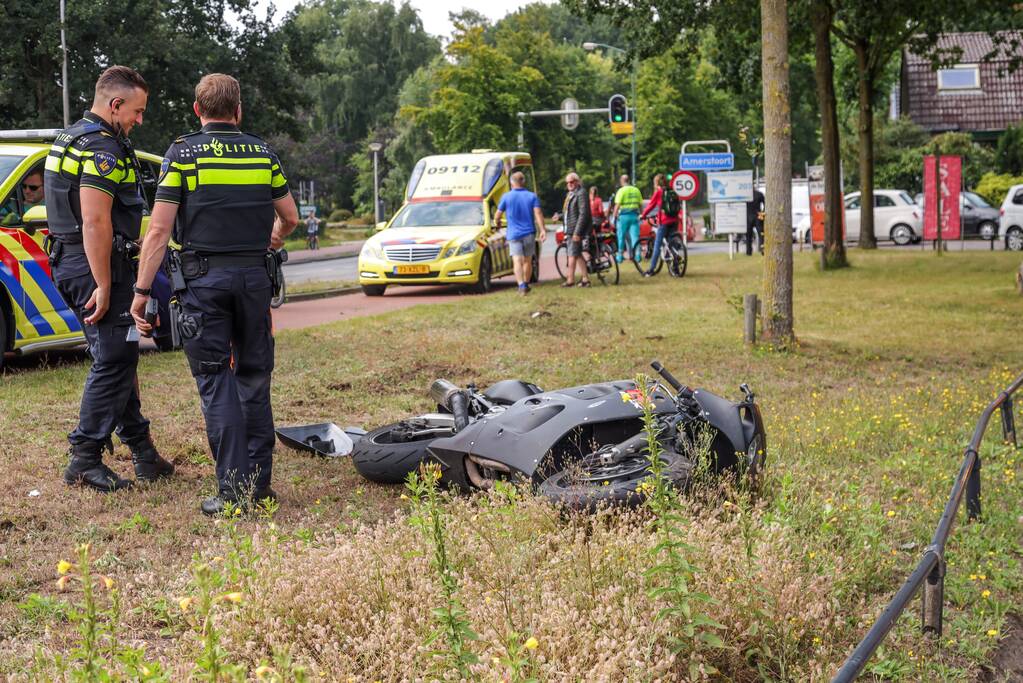 Motorrijder gewond na aanrijding met auto