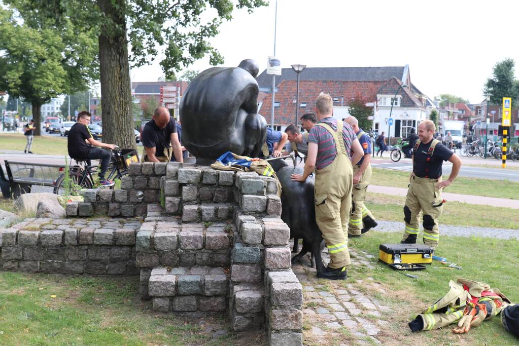 Jongeman vast in kunstwerk