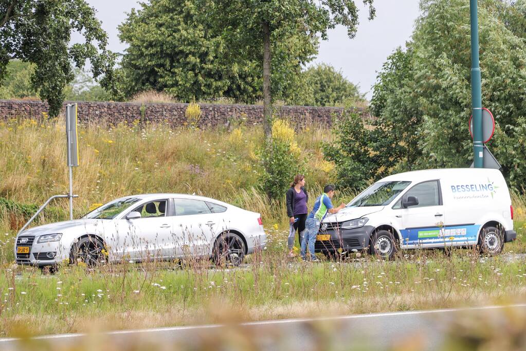 Bestelwagen botst met auto