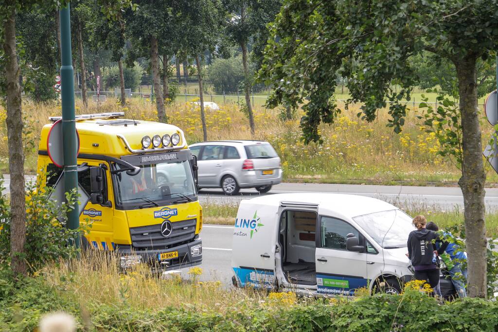 Bestelwagen botst met auto