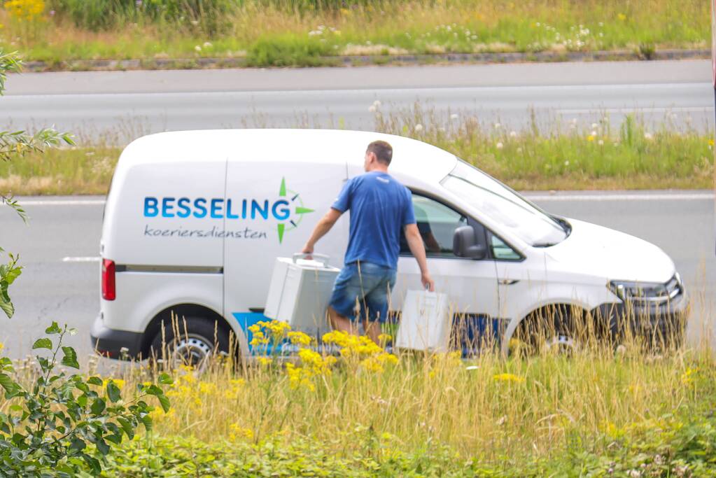 Bestelwagen botst met auto