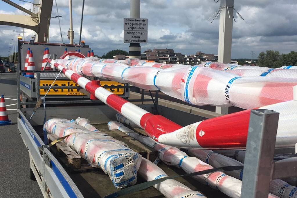 Slagboom Merwedebrug aangereden