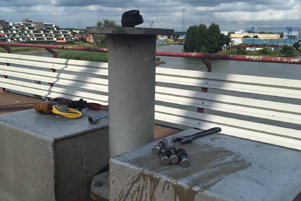 Slagboom Merwedebrug aangereden