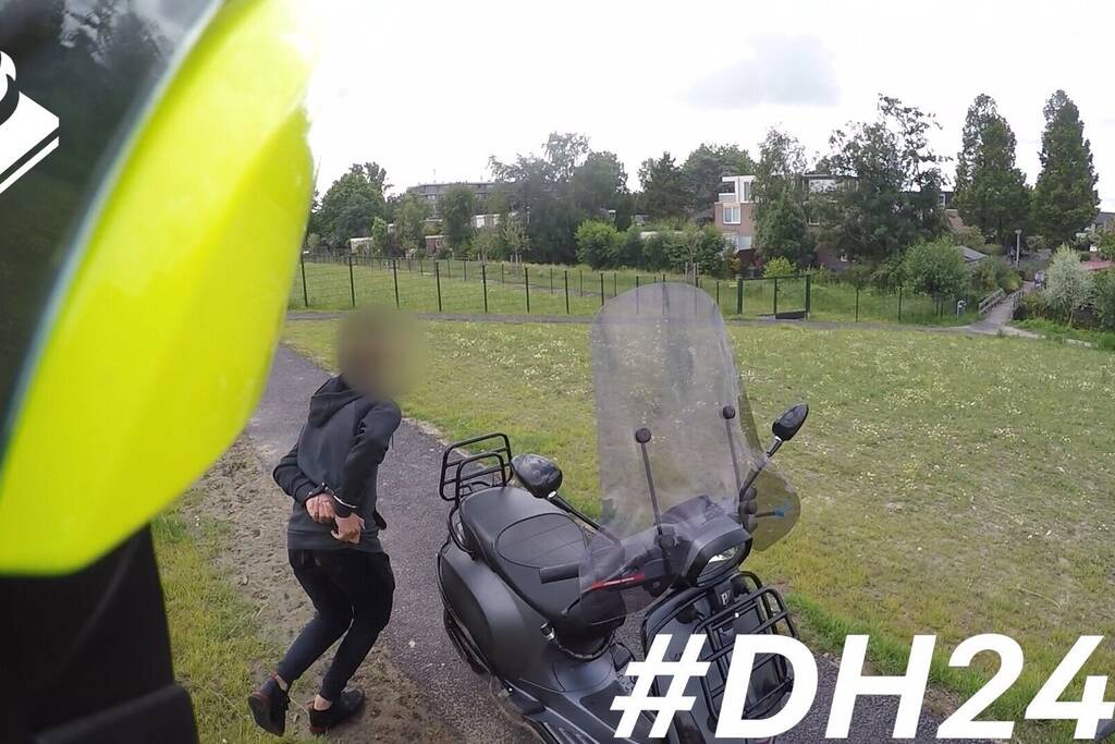 Scooterrijder zonder rijbewijs rennend en rijdend achtervolgt