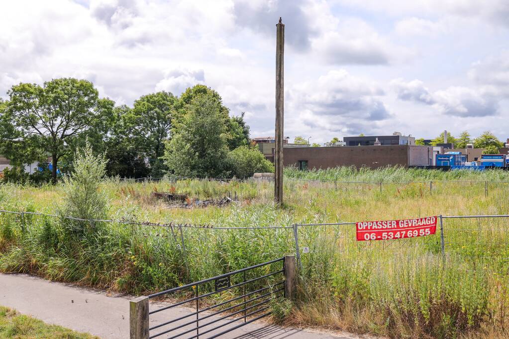Caravan op braakliggend terrein afgebrand