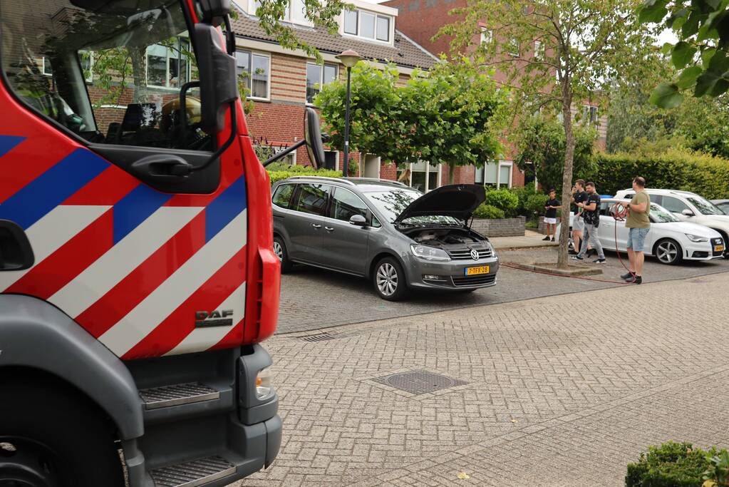 Bestuurder blust brand eigen auto