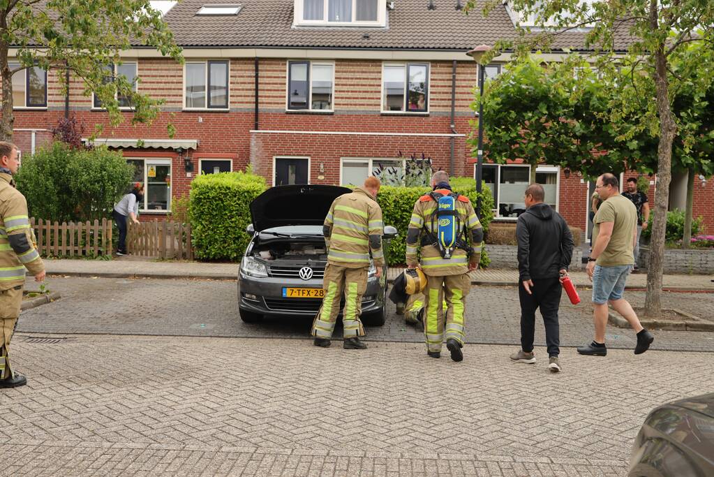 Bestuurder blust brand eigen auto