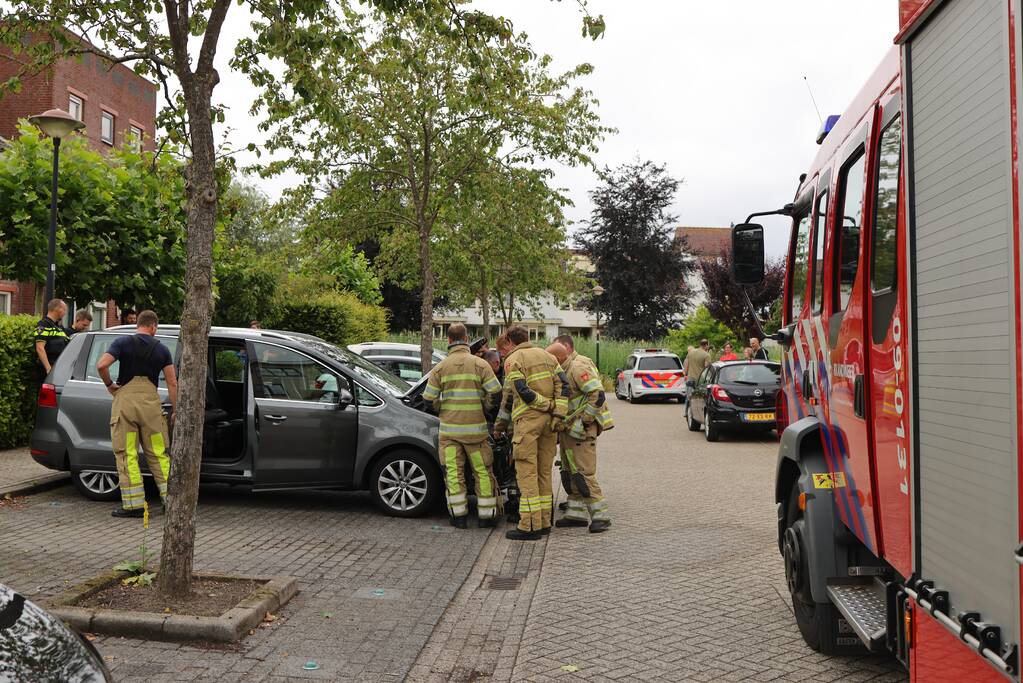 Bestuurder blust brand eigen auto