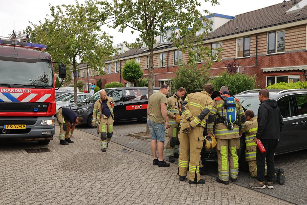 Bestuurder blust brand eigen auto