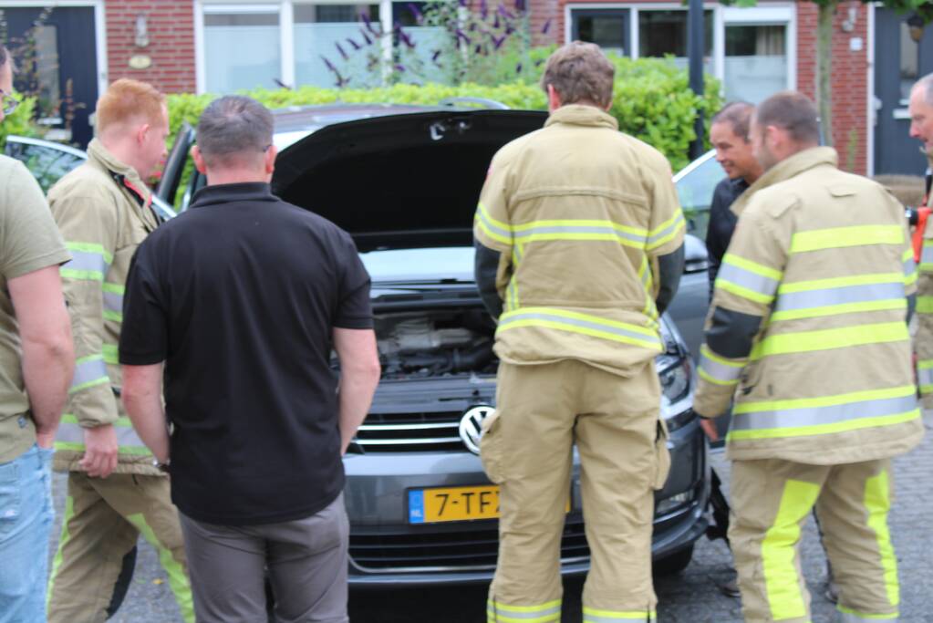 Bestuurder blust brand eigen auto