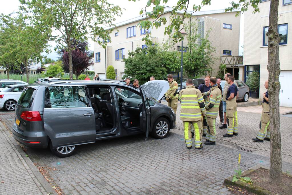 Bestuurder blust brand eigen auto