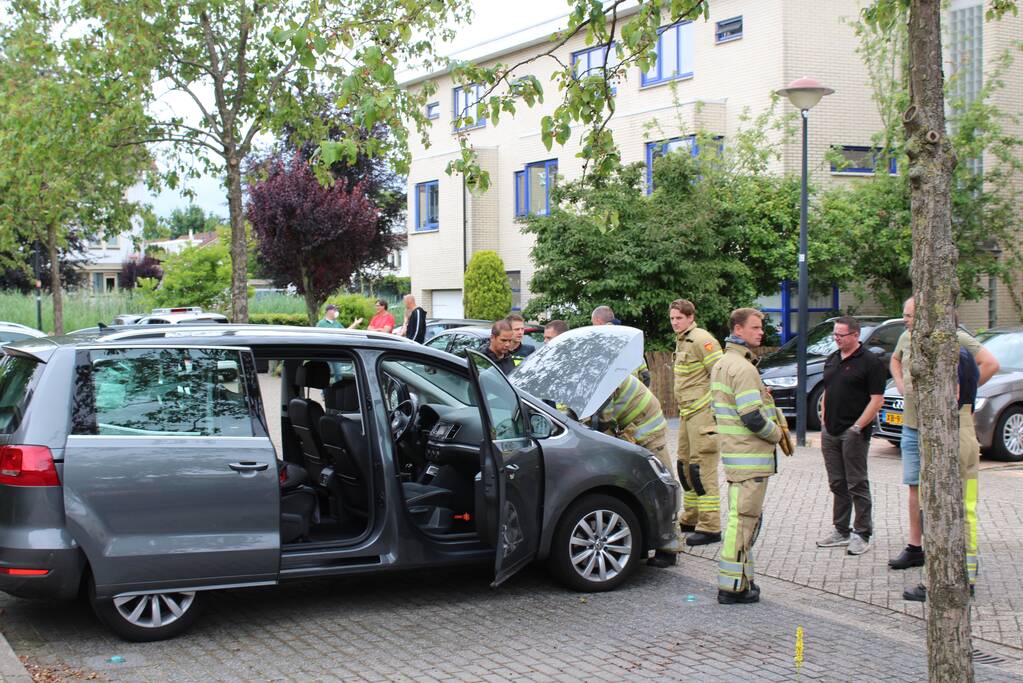Bestuurder blust brand eigen auto