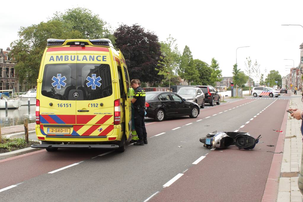 Scooterrijder gewond na aanrijding met auto
