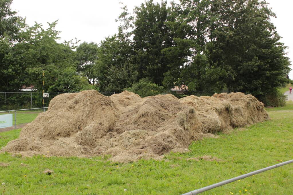 Brandweer blust smeulende hooibalen