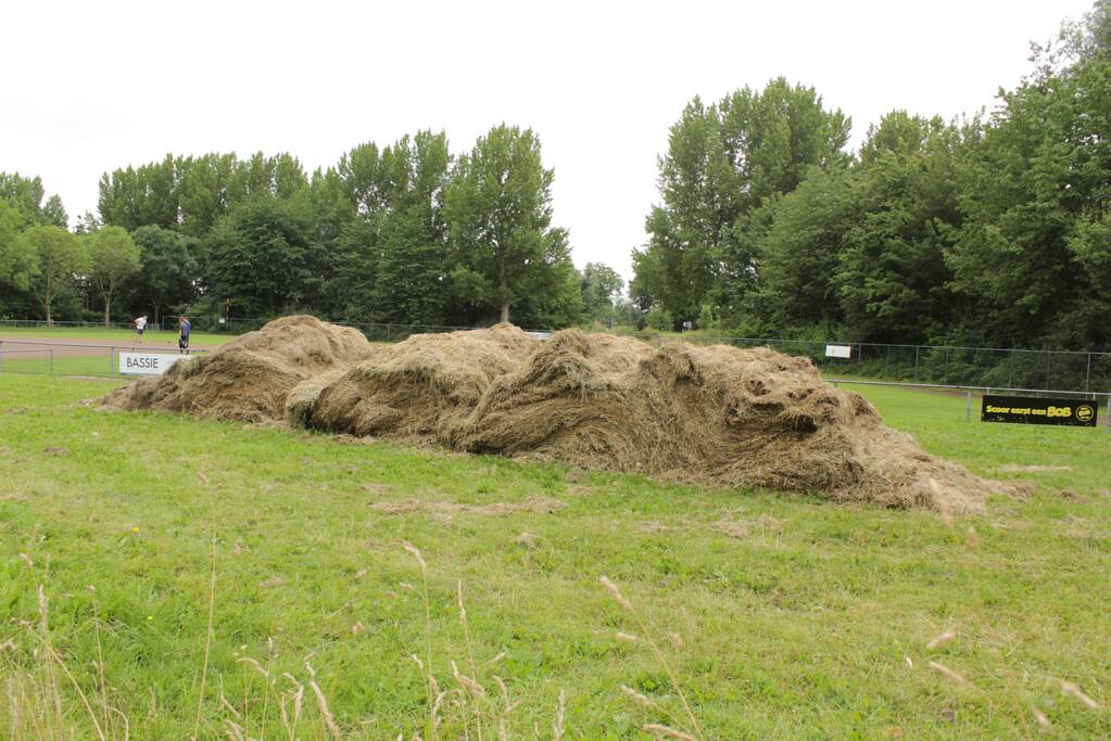 Brandweer blust smeulende hooibalen