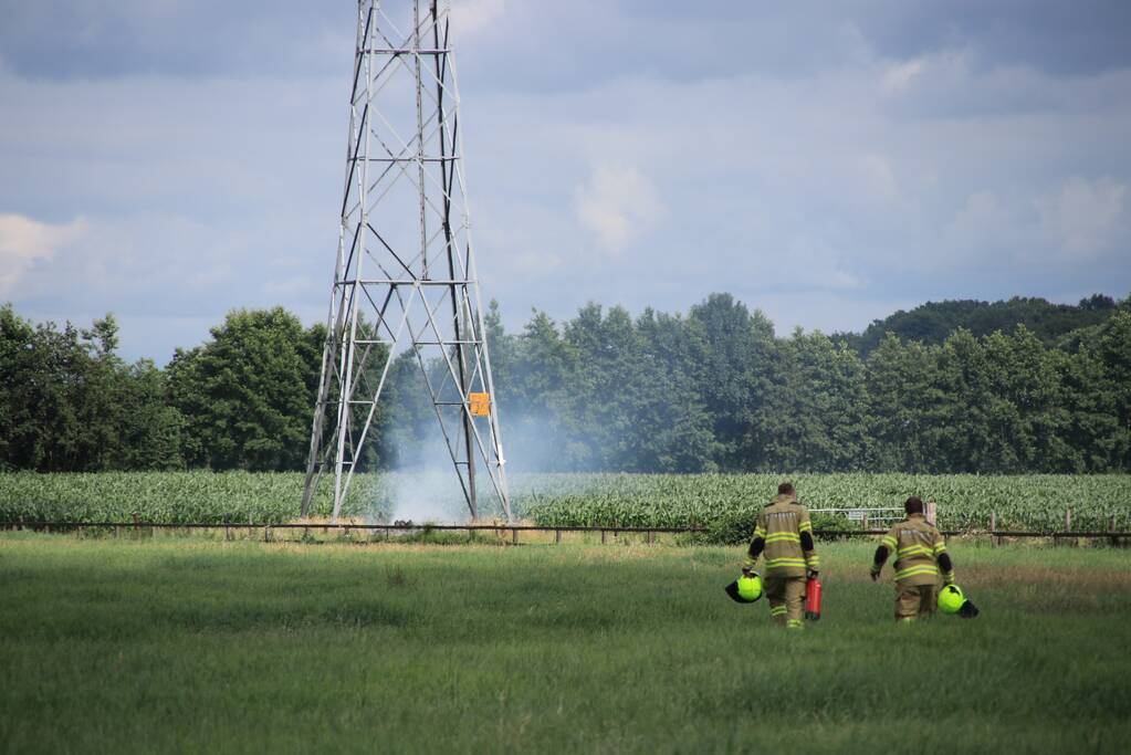 Brandje onder hoogspanningsmast snel geblust
