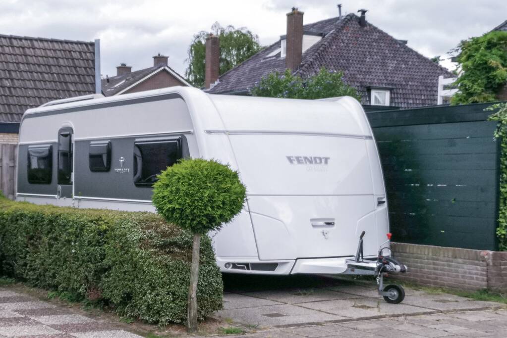 Man bekneld tussen caravan en muur