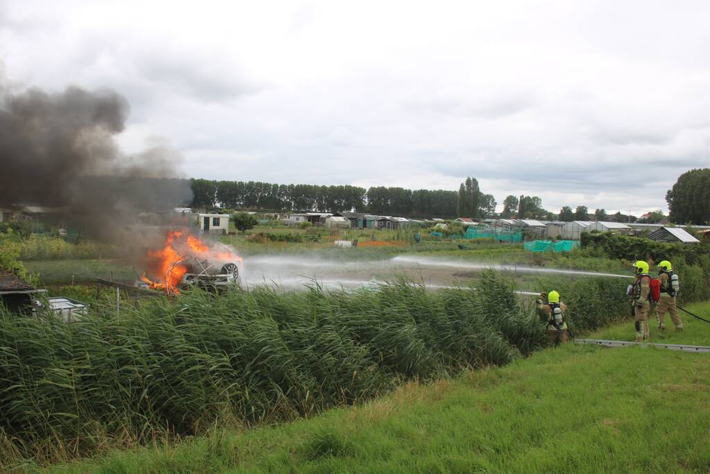 Auto slaat over de kop en vliegt in brand
