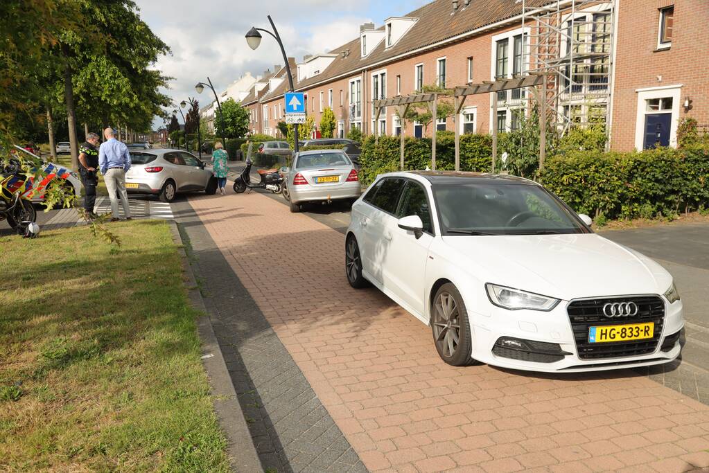 Scooterrijdster gewond na botsing met auto