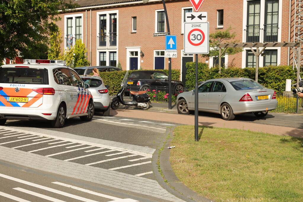 Scooterrijdster gewond na botsing met auto