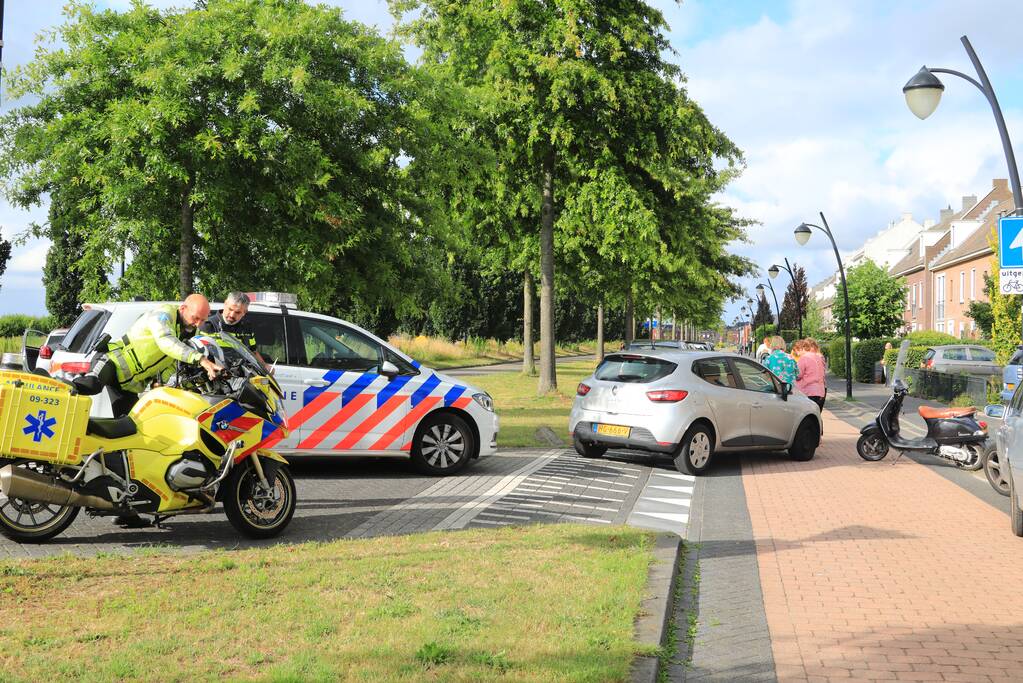 Scooterrijdster gewond na botsing met auto