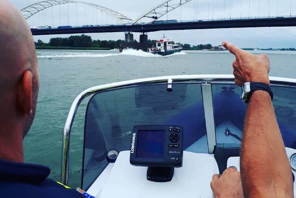 Politie redt persoon uit water onder Merwedebrug