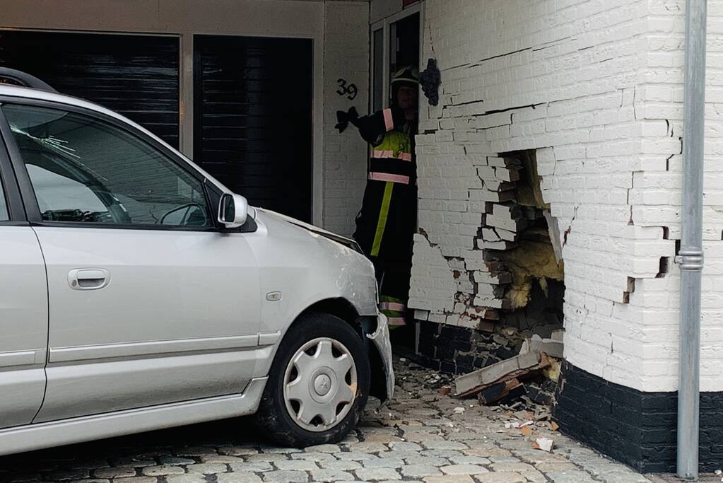 Auto ramt meerdere objecten komt in muur tot stilstand