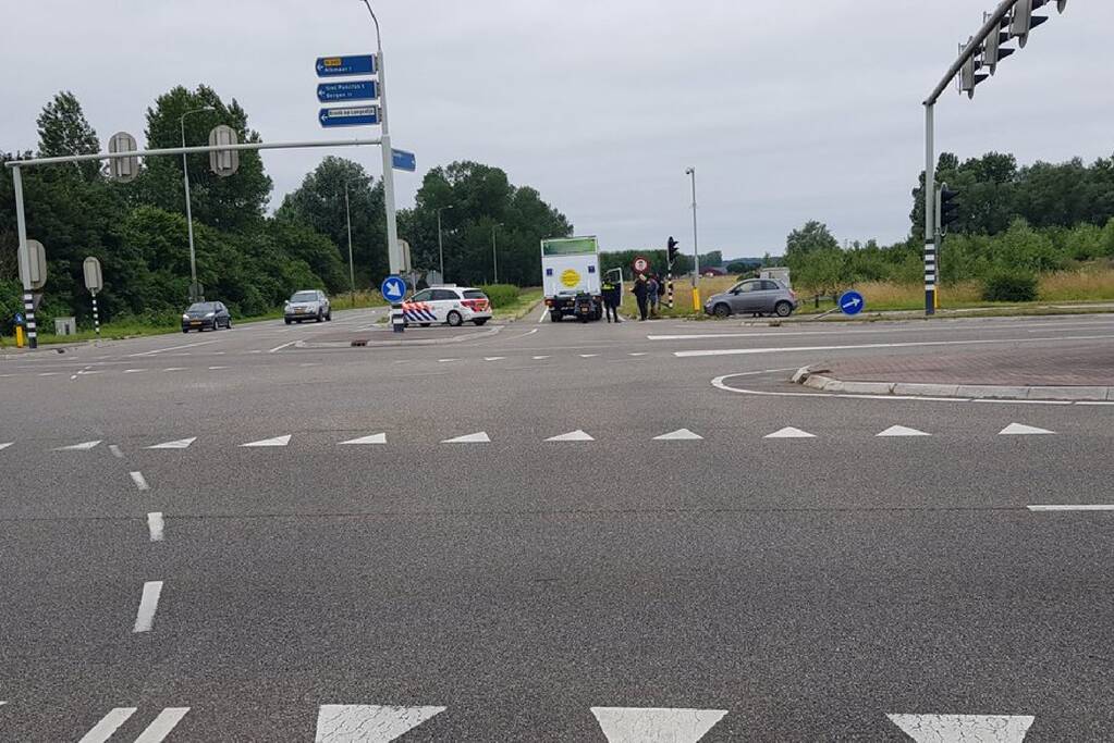Vrachtwagen rijdt achteruit tegen motorrijder aan