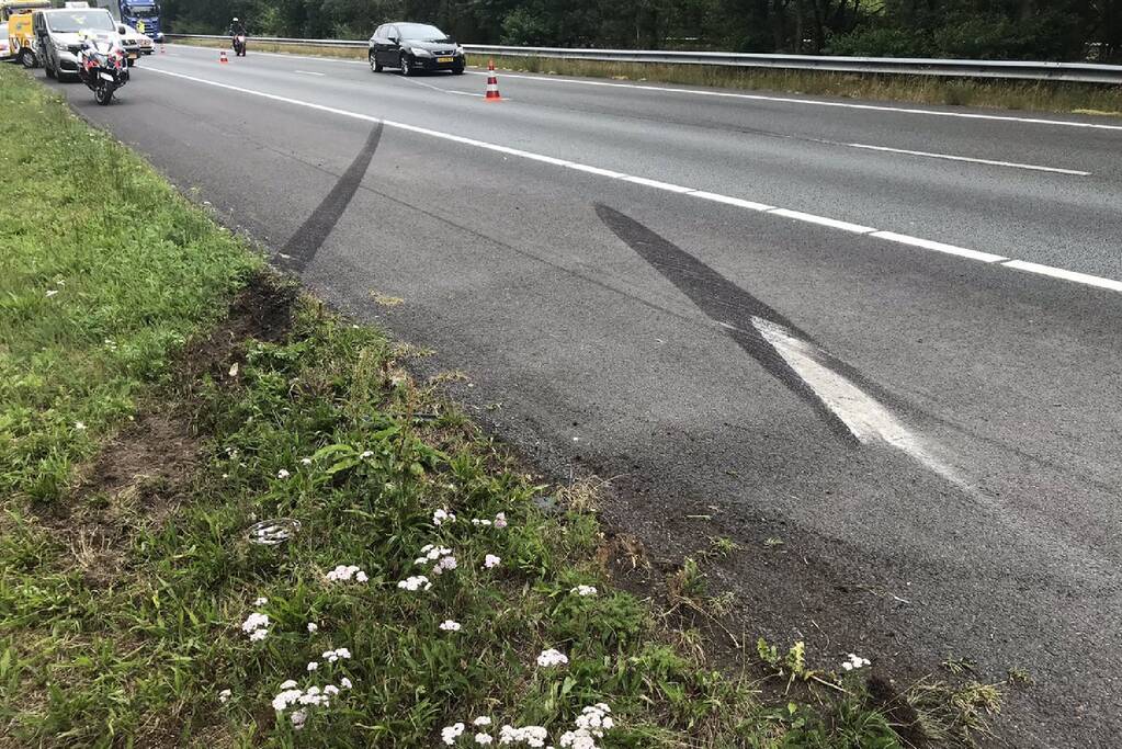 Auto met aanhanger slaan over de kop