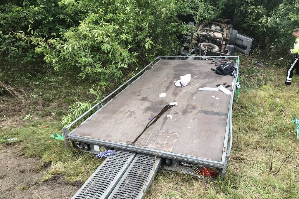 Auto met aanhanger slaan over de kop