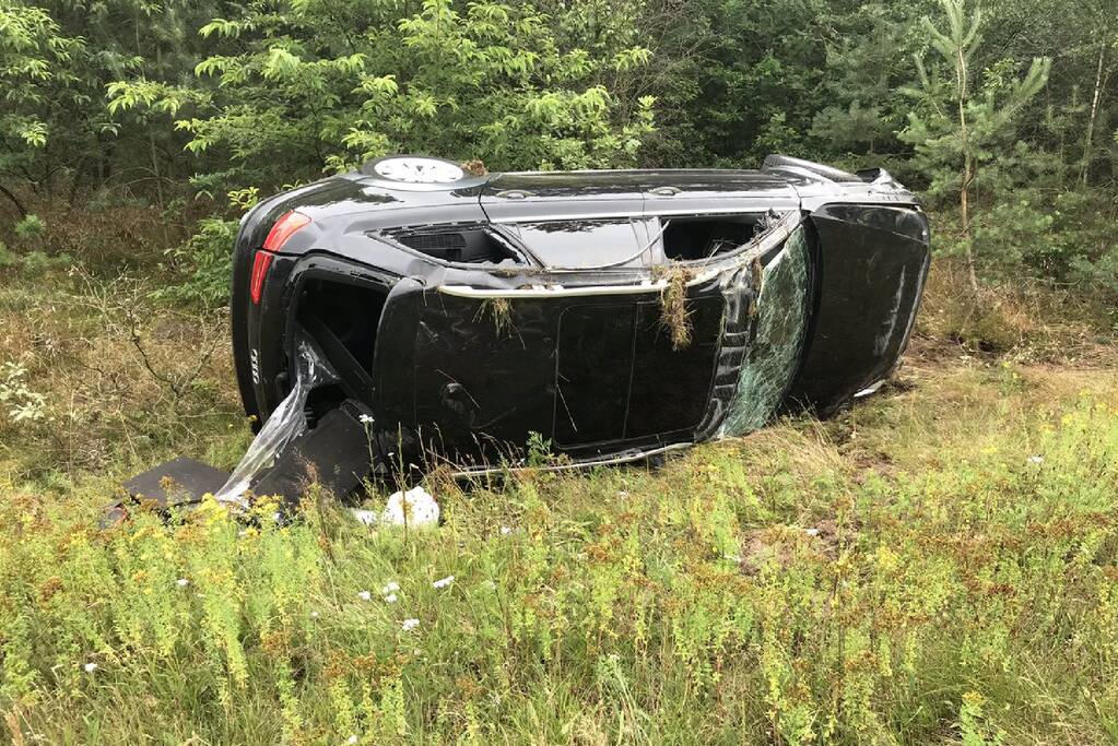 Auto met aanhanger slaan over de kop
