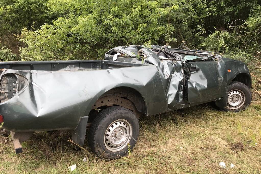 Auto met aanhanger slaan over de kop