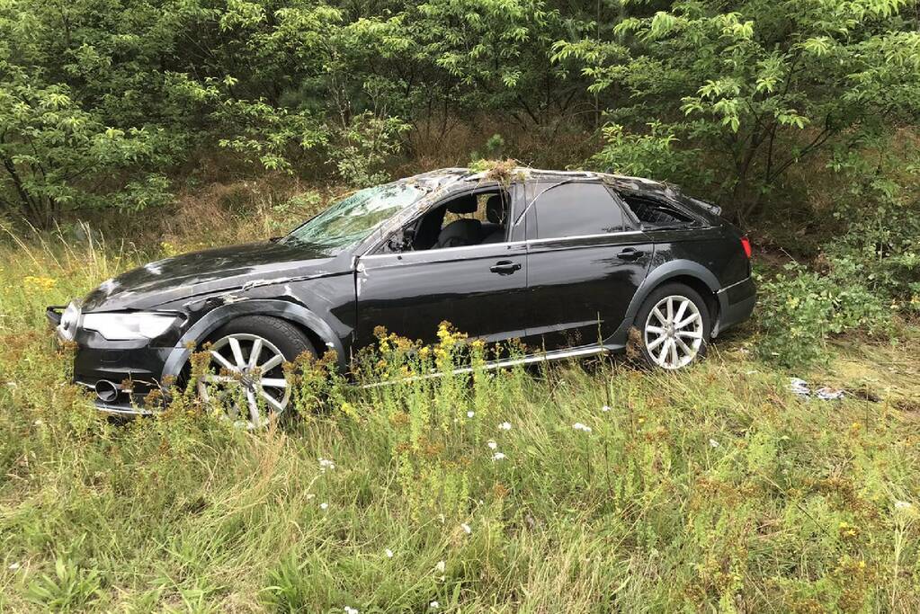 Auto met aanhanger slaan over de kop