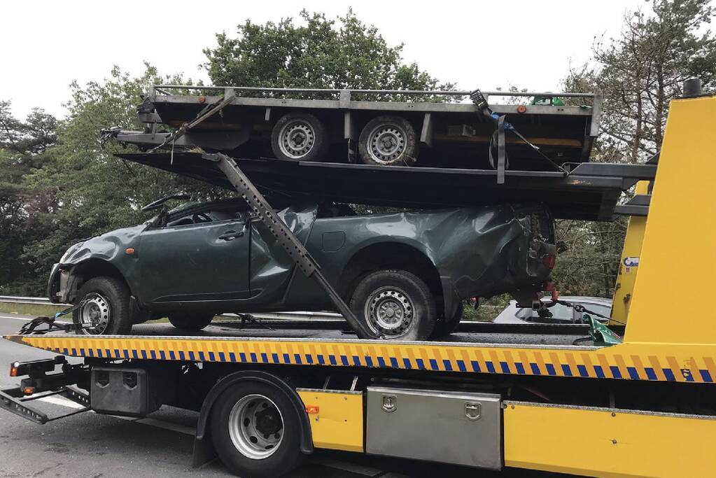 Auto met aanhanger slaan over de kop