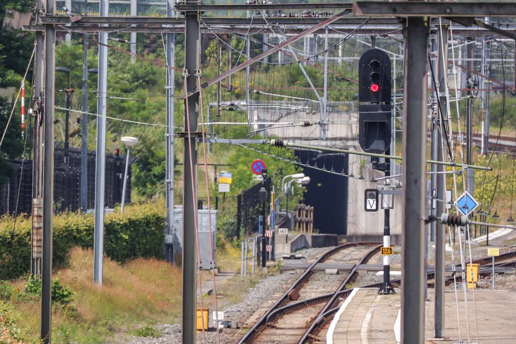 Goederentrein vast in tunnel
