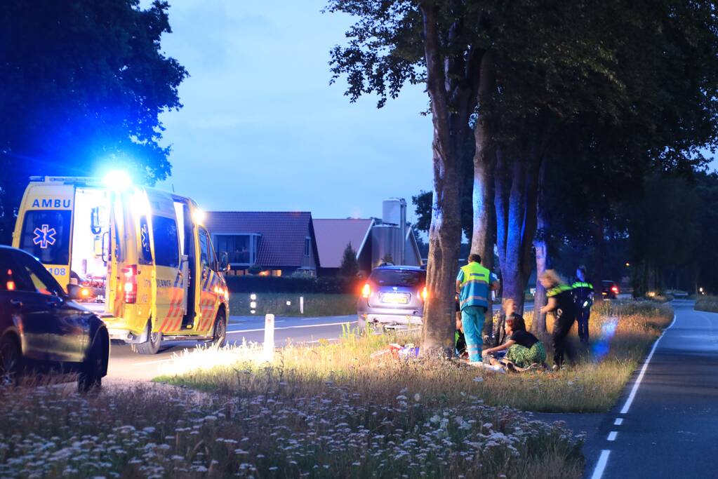 Fietser zwaargewond bij aanrijding met auto