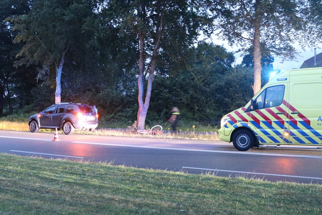 Fietser zwaargewond bij aanrijding met auto