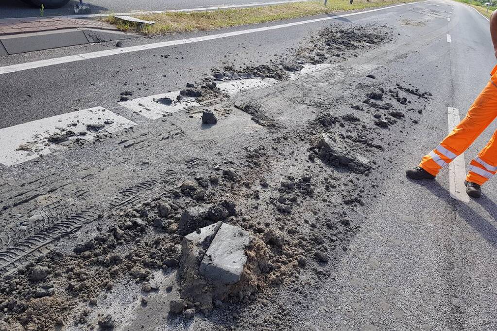 Weg afgesloten door bagger op wegdek