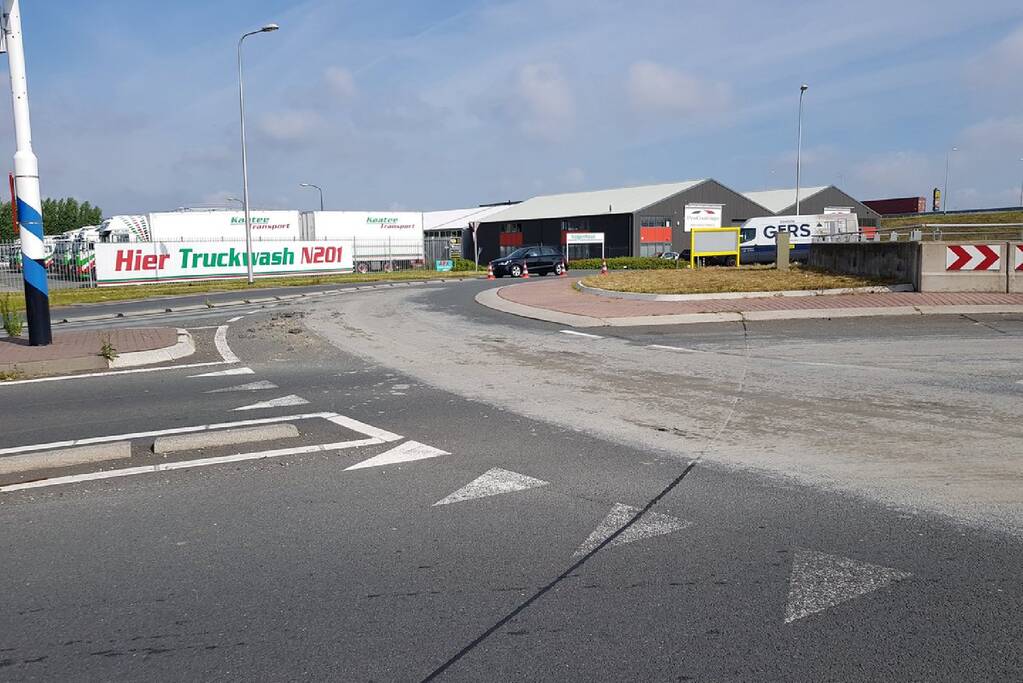 Weg afgesloten door bagger op wegdek